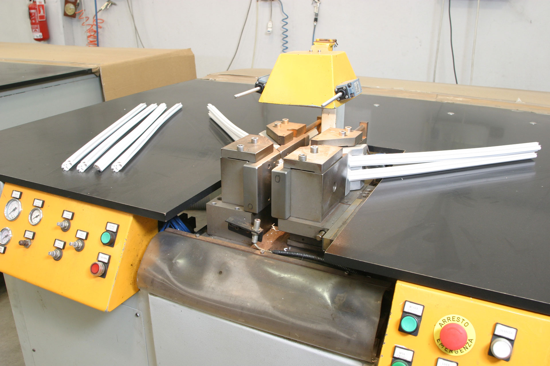 emmeplastsrl-tromello-macchina-taglio-45