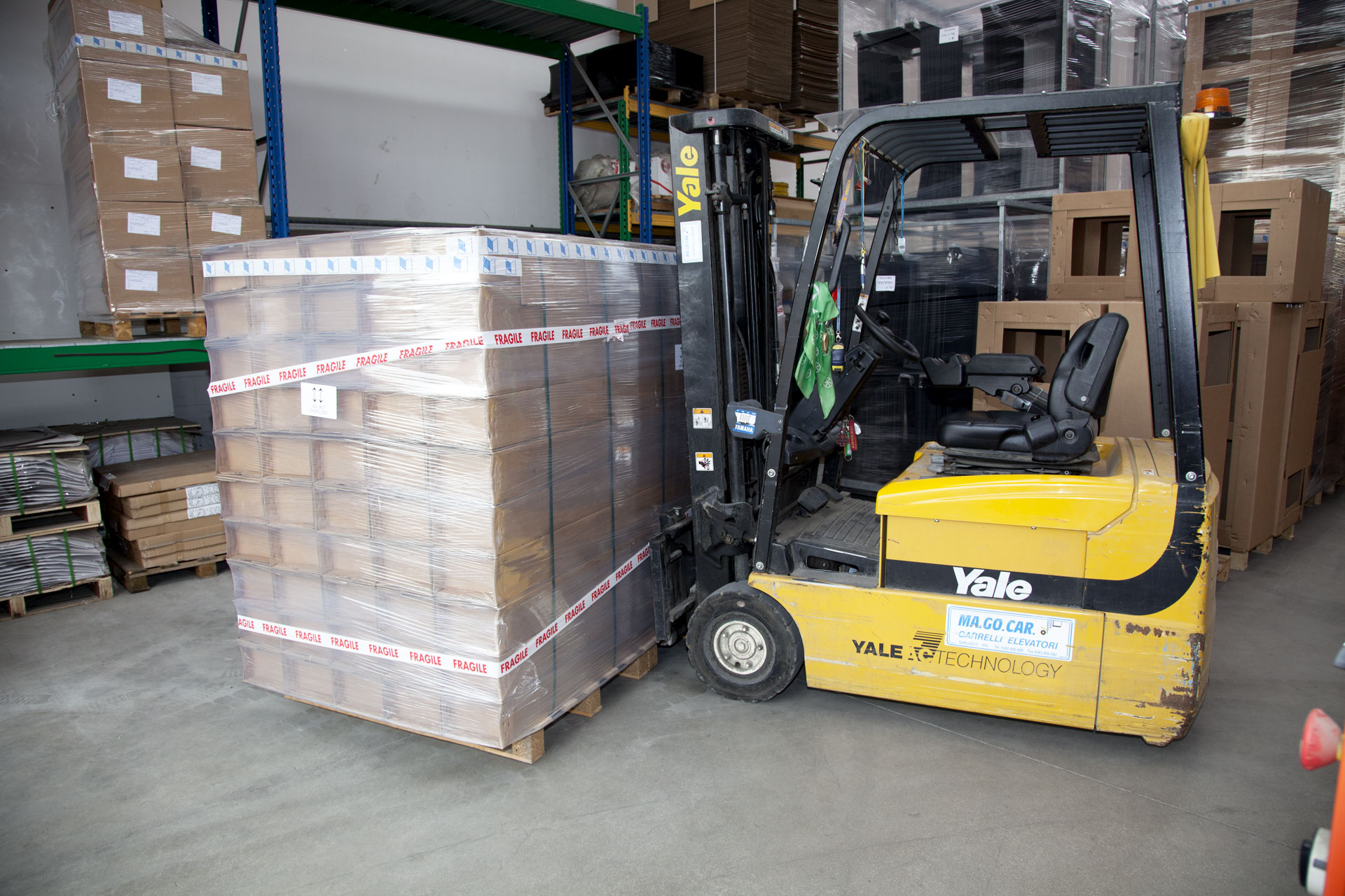 emmeplastsrl-tromello-magazzino-movimentazione-merce