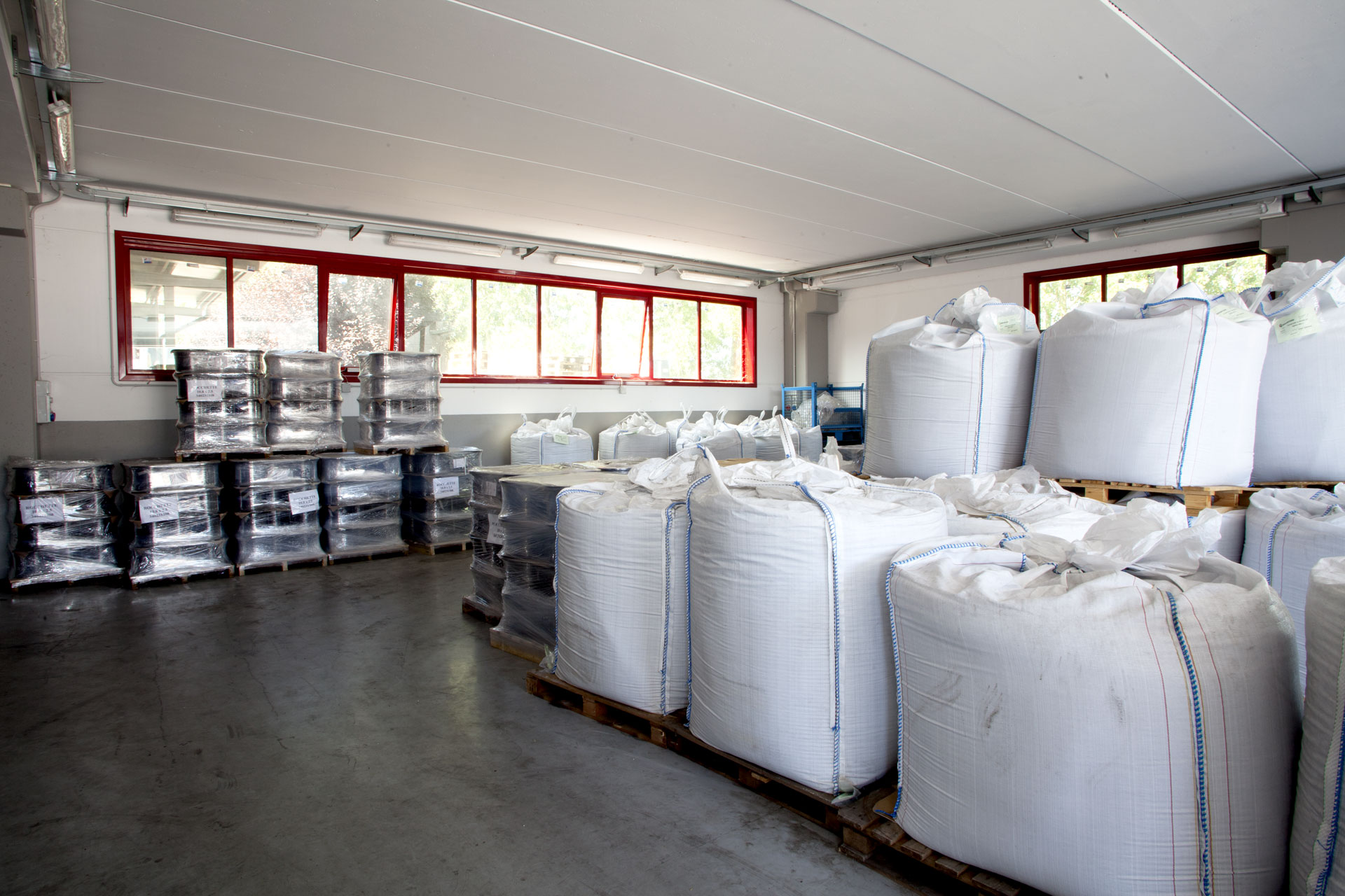 emmeplastsrl-tromello-magazzino-stoccaggio-materiali