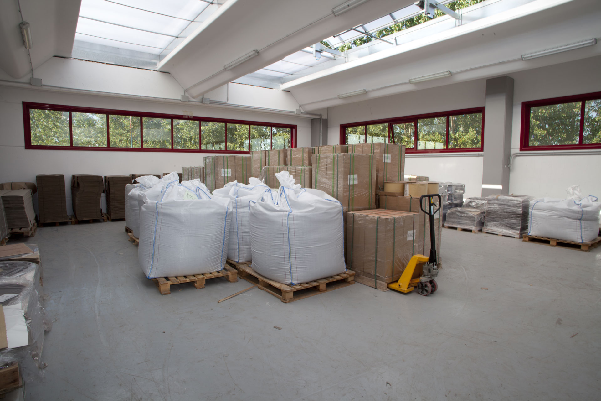 emmeplastsrl-tromello-magazzino2-stoccaggio-materiali